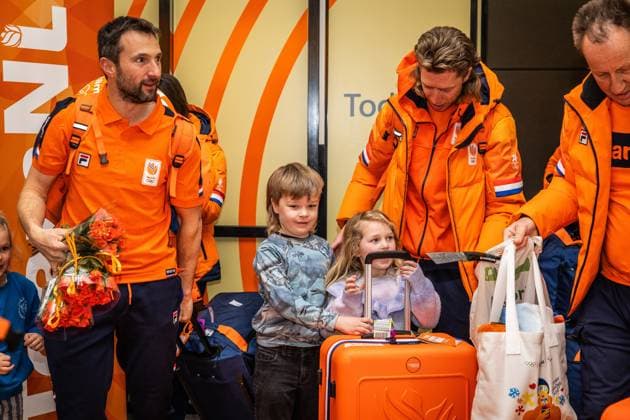 SCHIPHOL - TeamNL athletes and staff are welcomed in the arrivals hall at Schiphol Airport after the Winter Olympics in Milan and Cortina. DINGENA MOL ANP netherlands out - belgium out Schiphol xVIxxIVx 551562755 originalFilename: 551562755.jpg