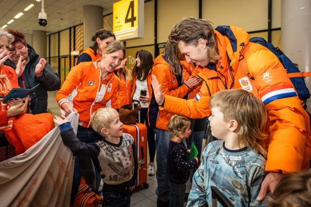 SCHIPHOL - TeamNL athletes and staff are welcomed in the arrivals hall at Schiphol Airport after the Winter Olympics in Milan and Cortina. DINGENA MOL ANP netherlands out - belgium out Schiphol xVIxxIVx 551562761 originalFilename: 551562761.jpg