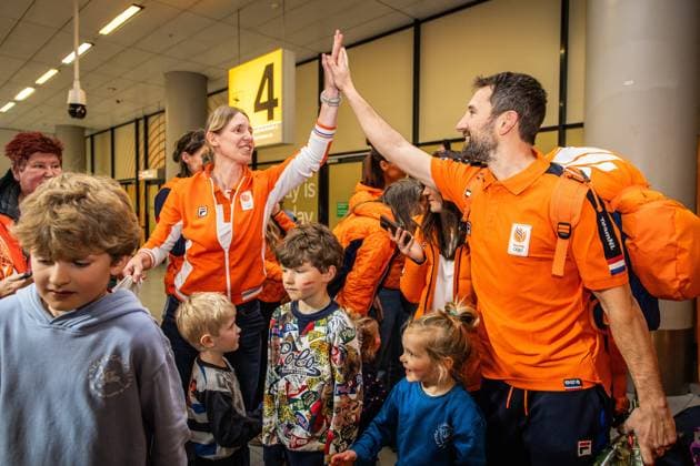 SCHIPHOL - TeamNL athletes and staff are welcomed in the arrivals hall at Schiphol Airport after the Winter Olympics in Milan and Cortina. DINGENA MOL ANP netherlands out - belgium out Schiphol xVIxxIVx 551562866 originalFilename: 551562866.jpg
