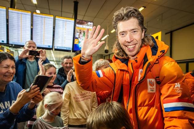 SCHIPHOL - Jorrit Bergsma is welcomed at Schiphol Airport after the Winter Olympics in Milan and Cortina. DINGENA MOL ANP netherlands out - belgium out Schiphol xVIxxIVx 551567931 originalFilename: 551567931.jpg