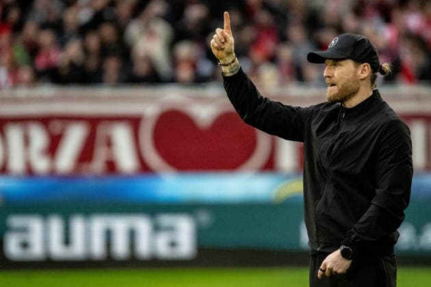 Freiburg, Germany, February 22nd 2026: Borissia Mönchengladbach head coach, Eugen Polanski giving instructions to his team before the German Bundesliga football match between SC Freiburg and Borussia Möchengladbach at Europapark-Stadium in Freiburg, Germany. (Frank Scherer SPP)  Copyright: xFrankxSchererx xSPPx Sportspressphoto_SPR96984