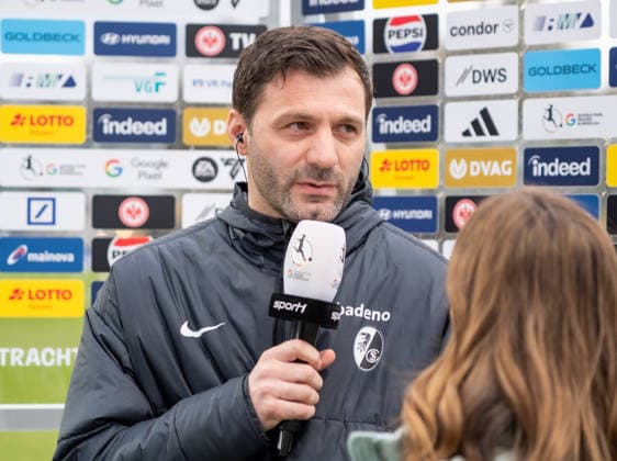 Germany Soccer Google Pixel Womens Bundesliga 2025 2026 Eintracht Frankfurt vs SC Freiburg 19 Matchday At Brentanobad Stadium Frankfurt on the pitch at the press interview Edmond Kapllani Head Coach, SC Freiburg Copyright: xOrhanxHabashx
