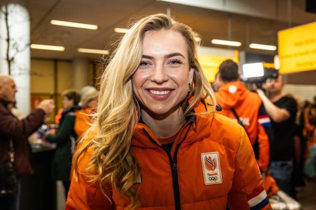 SCHIPHOL - TeamNL athletes and staff are welcomed in the arrivals hall at Schiphol Airport after the Winter Olympics in Milan and Cortina. DINGENA MOL ANP netherlands out - belgium out Schiphol xVIxxIVx 551568283 originalFilename: 551568283.jpg
