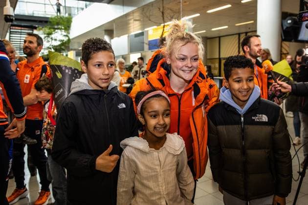 SCHIPHOL - Team NL s Xandra Velzeboer is welcomed in the arrivals hall at Schiphol Airport after the Winter Olympics in Milan and Cortina. DINGENA MOL ANP netherlands out - belgium out Schiphol xVIxxIVx 551568330 originalFilename: 551568330.jpg