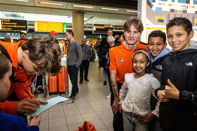 SCHIPHOL - TeamNL athletes and staff are welcomed in the arrivals hall at Schiphol Airport after the Winter Olympics in Milan and Cortina. DINGENA MOL ANP netherlands out - belgium out Schiphol xVIxxIVx 551568347 originalFilename: 551568347.jpg