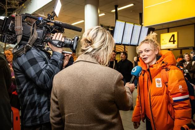 SCHIPHOL - Xandra Velzeboer speaks to the press at Schiphol Airport after the Winter Olympics in Milan and Cortina. DINGENA MOL ANP netherlands out - belgium out Schiphol xVIxxIVx 551568376 originalFilename: 551568376.jpg
