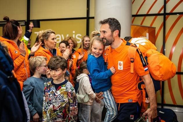 SCHIPHOL - TeamNL athletes and staff are welcomed in the arrivals hall at Schiphol Airport after the Winter Olympics in Milan and Cortina. DINGENA MOL ANP netherlands out - belgium out Schiphol xVIxxIVx 551568554 originalFilename: 551568554.jpg