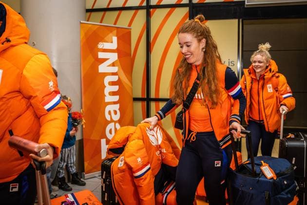 SCHIPHOL - TeamNL athletes and staff are welcomed in the arrivals hall at Schiphol Airport after the Winter Olympics in Milan and Cortina. DINGENA MOL ANP netherlands out - belgium out Schiphol xVIxxIVx 551568583 originalFilename: 551568583.jpg