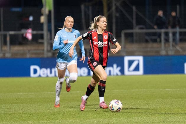 23 02 2026, xhfmx, Fußball Google Pixel Frauen Bundesliga, Eintracht Frankfurt SC Freiburg v l Tessa Blumenberg SC Freiburg Frauen , Nadine Riesen Eintracht Frankfurt Frauen DFL DFB REGULATIONS PROHIBIT ANY USE OF PHOTOGRAPHS as IMAGE SEQUENCES and or QUASI VIDEO Frankfurt am Main