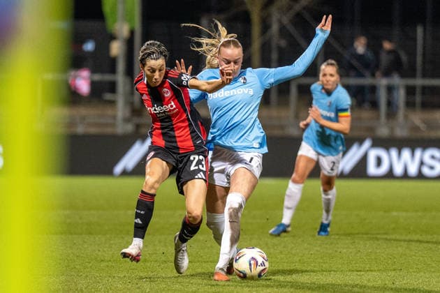 23 02 2026, xhfmx, Fußball Google Pixel Frauen Bundesliga, Eintracht Frankfurt SC Freiburg v l Sara Doorsoun Eintracht Frankfurt Frauen , Tessa Blumenberg SC Freiburg Frauen DFL DFB REGULATIONS PROHIBIT ANY USE OF PHOTOGRAPHS as IMAGE SEQUENCES and or QUASI VIDEO Frankfurt am Main