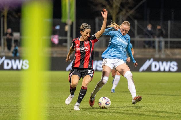 23 02 2026, xhfmx, Fußball Google Pixel Frauen Bundesliga, Eintracht Frankfurt SC Freiburg v l Sara Doorsoun Eintracht Frankfurt Frauen , Tessa Blumenberg SC Freiburg Frauen DFL DFB REGULATIONS PROHIBIT ANY USE OF PHOTOGRAPHS as IMAGE SEQUENCES and or QUASI VIDEO Frankfurt am Main