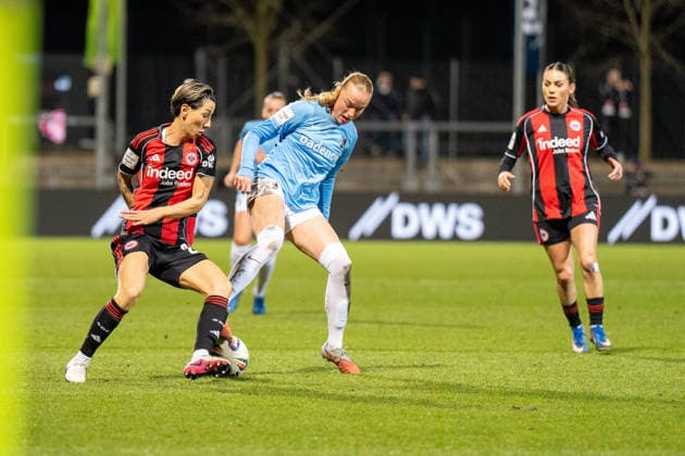 23 02 2026, xhfmx, Fußball Google Pixel Frauen Bundesliga, Eintracht Frankfurt SC Freiburg v l Sara Doorsoun Eintracht Frankfurt Frauen , Tessa Blumenberg SC Freiburg Frauen , Ereleta Memeti Eintracht Frankfurt Frauen DFL DFB REGULATIONS PROHIBIT ANY USE OF PHOTOGRAPHS as IMAGE SEQUENCES and or QUASI VIDEO Frankfurt am Main