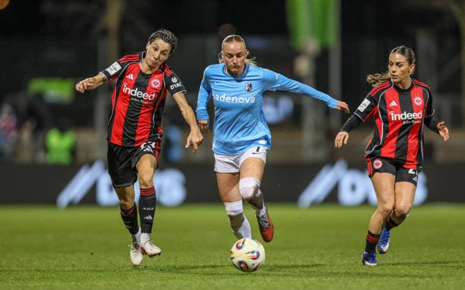 GER, Frankfurt, Eintracht Frankfurt vs SC Freiburg, Google Pixel Bundesliga, Football, DFB, Season 2025 2026, Stadion am Brentanobad, 19 Matchday in picture f l Sara Doorsoun Eintracht Frankfurt Women 23 , Tessa Blumenberg SC Freiburg Women 7 , Duel DFB DFL REGULATIONS PROHIBIT ANY USE OF PHOTOGRAPHS AS IMAGE SEQUENCES AND OR QUASI VIDEO, 23 02 2026 Copyright: HMBxMedia HendrikxHamelau