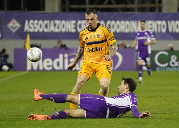 Fiorentina™s Luca Ranieri fight for the ball with Pisa™s Filip Stojikovic during the Serie A soccer match between Fiorentina and Pisa at the Artemio Franchi stadium in Florence, center of Italy - Monday, February 23, 2026. - Soccer  Copyright: xMarcoxBucco LaxPressex