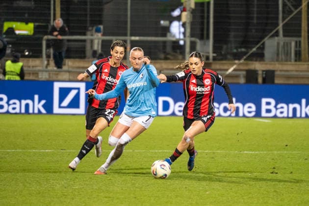 Germany Soccer Google Pixel Women Bundesliga 2025 2026 Eintracht Frankfurt vs SC Freiburg 19 Matchday Am Brentanobad Stadion Frankfurt in action ErÃ leta Memeti Eintracht Frankfurt,27 vs Tessa Blumenberg SC Freiburg,7 Copyright: xOrhanxHabashx
