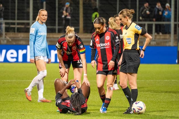 Germany Soccer Google Pixel Womens Bundesliga 2025 2026 Eintracht Frankfurt vs SC Freiburg 19 Matchday Am Brentanobad Stadion Frankfurt Injury treatment on the ground Nicole Anyomi Eintracht Frankfurt,19 Copyright: xOrhanxHabashx
