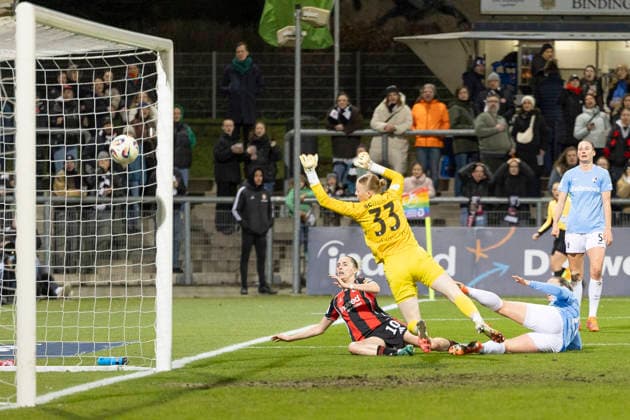Google Pixel Womens Bundesliga Eintracht Frankfurt SC Freiburg, 23 02 2026 Laura Freigang Eintracht Frankfurt 10 follows up and gets the ball, scores the goal here for 1 0, Rebecca Adamczyk SC Freiburg 33 beaten, GPFBL Eintracht Frankfurt SC Freiburg, Frankfurt, Stadion am Brentanobad, 23 2 2026 Copyright: xBEAUTIFULxSPORTS Gawlikx