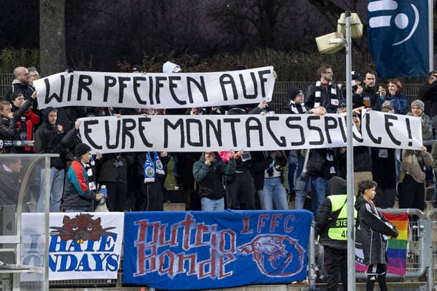 Google Pixel Frauen Bundesliga: Eintracht Frankfurt - SC Freiburg, 23.02.2026 Wir pfeifen auf Montagsspiele, Banner, Protest, GPFBL: Eintracht Frankfurt - SC Freiburg, Frankfurt, Stadion am Brentanobad, 23.2.2026 *** Google Pixel Womens Bundesliga Eintracht Frankfurt SC Freiburg, 23 02 2026 Wir pfeifen auf Montagsspiele, Banner, Protest, GPFBL Eintracht Frankfurt SC Freiburg, Frankfurt, Stadion am Brentanobad, 23 2 2026 Copyright: xBEAUTIFULxSPORTS Gawlikx