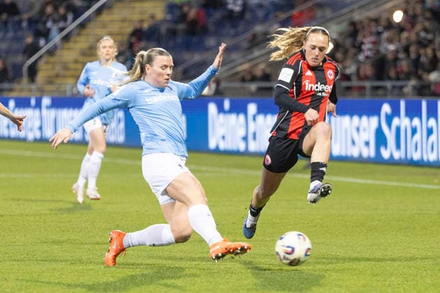 Google Pixel Womens Bundesliga Eintracht Frankfurt SC Freiburg, 23 02 2026 Ingibjörg Siguroardottir SC Freiburg 24 clears the ball in front of Lisanne Gräwe Eintracht Frankfurt 8 , GPFBL Eintracht Frankfurt SC Freiburg, Frankfurt, Stadion am Brentanobad, 23 2 2026 Copyright: xBEAUTIFULxSPORTS Gawlikx