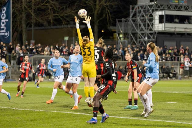 Google Pixel Womens Bundesliga Eintracht Frankfurt SC Freiburg, 23 02 2026 Rebecca Adamczyk SC Freiburg 33 tries to catch the ball in front of Jella Veit Eintracht Frankfurt 25, GPFBL Eintracht Frankfurt SC Freiburg, Frankfurt, Stadion am Brentanobad, 23 2 2026 Copyright: xBEAUTIFULxSPORTS Gawlikx