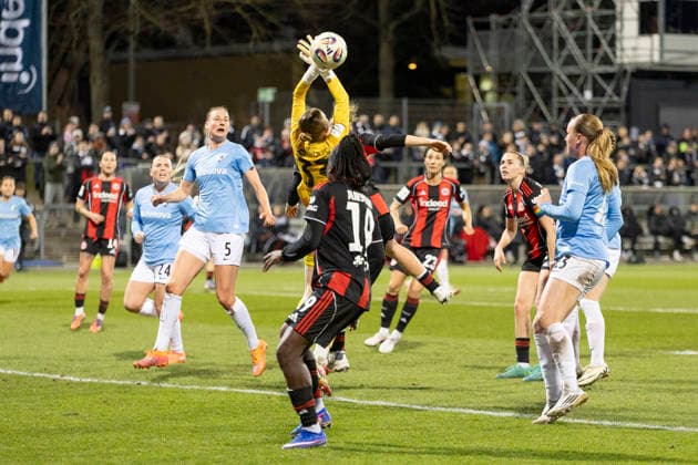 Google Pixel Womens Bundesliga Eintracht Frankfurt SC Freiburg, 23 02 2026 Rebecca Adamczyk SC Freiburg 33 misses and doesnt catch the ball, GPFBL Eintracht Frankfurt SC Freiburg, Frankfurt, Stadion am Brentanobad, 23 2 2026 Copyright: xBEAUTIFULxSPORTS Gawlikx