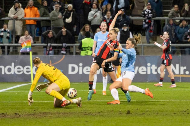 Google Pixel Womens Bundesliga Eintracht Frankfurt SC Freiburg, 23 02 2026 Laura Freigang Eintracht Frankfurt 10 follows up and gets the ball, scores the goal here for 1 0, GPFBL Eintracht Frankfurt SC Freiburg, Frankfurt, Stadion am Brentanobad, 23 2 2026 Copyright: xBEAUTIFULxSPORTS Gawlikx