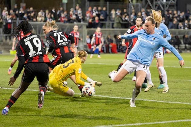 Google Pixel Womens Bundesliga Eintracht Frankfurt SC Freiburg, 23 02 2026 Rebecca Adamczyk SC Freiburg 33 could not catch the ball but Luca Emily Birkholz SC Freiburg 23 can clear, GPFBL Eintracht Frankfurt SC Freiburg, Frankfurt, Stadion am Brentanobad, 23 2 2026 Copyright: xBEAUTIFULxSPORTS Gawlikx