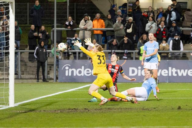 Google Pixel Womens Bundesliga Eintracht Frankfurt SC Freiburg, 23 02 2026 Laura Freigang Eintracht Frankfurt 10 follows up and gets the ball, scores the goal here for 1 0, Rebecca Adamczyk SC Freiburg 33 does not get the ball, GPFBL Eintracht Frankfurt SC Freiburg, Frankfurt, Stadion am Brentanobad, 23 2 2026 Copyright: xBEAUTIFULxSPORTS Gawlikx