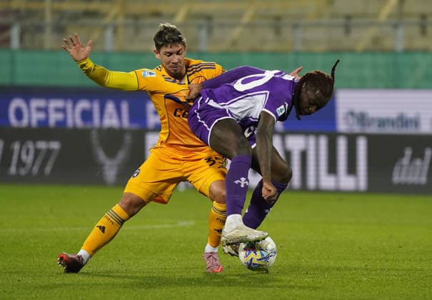 Fiorentina™s Moise Kean fight for the ball with Pisa™s Felipe Loyola during the Serie A soccer match between Fiorentina and Pisa at the Artemio Franchi stadium in Florence, center of Italy - Monday, February 23, 2026. - Soccer  Copyright: xMarcoxBucco LaxPressex