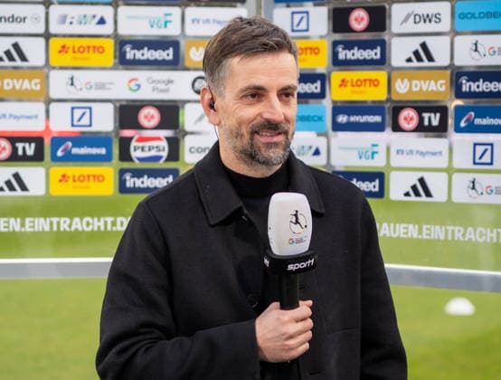 Germany Soccer Google Pixel Womens Bundesliga 2025 2026 Eintracht Frankfurt vs SC Freiburg 19 Matchday At Brentanobad Stadium Frankfurt on the pitch at the press interview Niko Arnautis Head Coach, Eintracht Frankfurt Copyright: xOrhanxHabashx