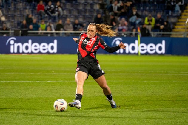 Germany Soccer Google Pixel Womens Bundesliga 2025 2026 Eintracht Frankfurt vs SC Freiburg 19 Matchday Am Brentanobad Stadion Frankfurt on the ball Lisanne Gräwe Eintracht Frankfurt,8 Copyright: xOrhanxHabashx