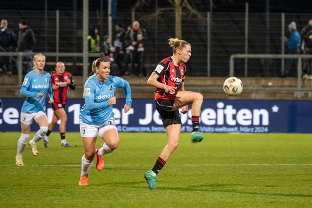Germany Soccer Google Pixel Womens Bundesliga 2025 2026 Eintracht Frankfurt vs SC Freiburg 19 Matchday Am Brentanobad Stadion Frankfurt on the ball Laura Freigang Eintracht Frankfurt,10 Copyright: xOrhanxHabashx