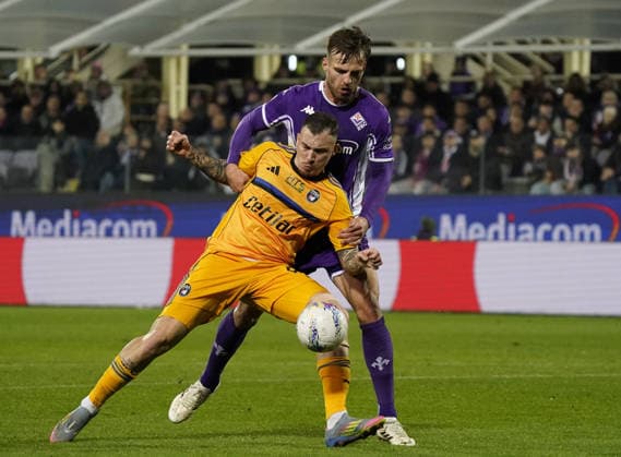 Pisa™s Filip Stojikovic fight for the ball with Fiorentina™s Marin Pongracic during the Serie A soccer match between Fiorentina and Pisa at the Artemio Franchi stadium in Florence, center of Italy - Monday, February 23, 2026. - Soccer  Copyright: xMarcoxBucco LaxPressex