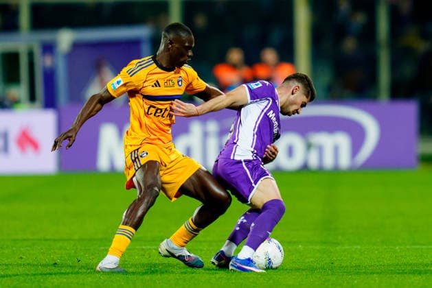 ACF Fiorentina v Pisa SC - Serie A Enilive Idrissa Toure of Pisa SC and Manor Solomon of ACF Fiorentina compete for the ball during the serie Serie A Enilive match between ACF Fiorentina and Pisa SC at Stadio Artemio Franchi on February 23, 2026 in Florence, Italy Florence Stadio Artemio Franchi Tuscany Italy Copyright: xGiuseppexMaffiax 260223_SerieA_Fiorentina-Pisa_GM_07715