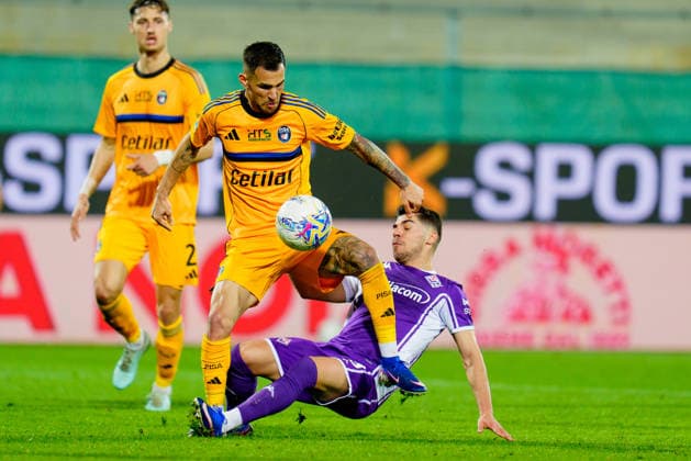 ACF Fiorentina v Pisa SC - Serie A Enilive Manor Solomon of ACF Fiorentina and Marius Marin of Pisa SC compete for the ball during the serie Serie A Enilive match between ACF Fiorentina and Pisa SC at Stadio Artemio Franchi on February 23, 2026 in Florence, Italy Florence Stadio Artemio Franchi Tuscany Italy Copyright: xGiuseppexMaffiax 260223_SerieA_Fiorentina-Pisa_GM_09663
