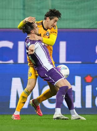 February 23, 2026, Florence, Italy: Fiorentina s foward Jack David Harrison (front) in action against Pisa s foward Samuele Angori during the Italian serie A soccer match ACF Fiorentina vs AC Pisa at the Artemio Franchi Stadium in Florence, Italy, 23 February 2026.ANSA CLAUDIO GIOVANNINI Serie A: Fiorentina - Pisa  - ZUMAa110 20260223_zaf_a110_035 Copyright: xClaudioxGiovanninix