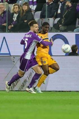 ACF Fiorentina v Pisa SC - Campionato Serie A Marin Pongracic of ACF Fiorentina controls the ball during the Italian Serie A football match between ACF Fiorentina and Pisa SC,on February 23 ,2026 at the Artemio-Franchi stadium in Florence. Firenze FI Italy  Copyright: xAndreaxMartinix originalFilename:martini-acffiore260223_npUEj.jpg