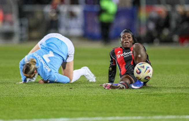 GER, Frankfurt, Eintracht Frankfurt vs SC Freiburg, Google Pixel Bundesliga, Football, DFB, Season 2025 2026, Stadion am Brentanobad, 19 Matchday in the picture from l Alina Axtmann SC Freiburg Women 3 on the ground, Nicole Anyomi Eintracht Frankfurt Women 19 DFB DFL REGULATIONS PROHIBIT ANY USE OF PHOTOGRAPHS AS IMAGE SEQUENCES AND OR QUASI VIDEO, 23 02 2026 Copyright: HMBxMedia HendrikxHamelau