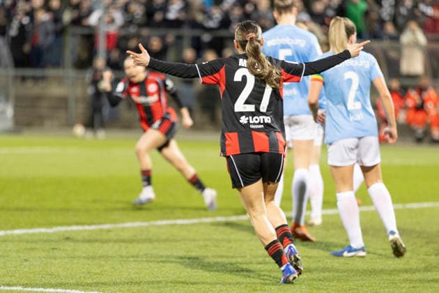 Google Pixel Womens Bundesliga Eintracht Frankfurt SC Freiburg, 23 02 2026 Ereleta Memeti Eintracht Frankfurt 27 prepares the goal to 2 0 and cheers the goal scorer Elisa Senß Senss Eintracht Frankfurt 6 , GPFBL Eintracht Frankfurt SC Freiburg, Frankfurt, Stadion am Brentanobad, 23 2 2026 Copyright: xBEAUTIFULxSPORTS Gawlikx