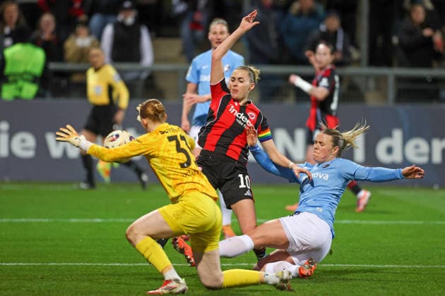 Soccer 1 BL Women Eintracht Frankfurt SC Freiburg 23 02 26, 1 0 by Laura Freigang Frankfurt , Ingibjörg Sigurdardottir and goalkeeper Rebecca Adamczyk Freiburg , arrive late,