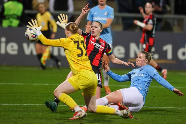 Soccer 1 BL Women Eintracht Frankfurt SC Freiburg 23 02 26, 1 0 by Laura Freigang Frankfurt , Ingibjörg Sigurdardottir and goalkeeper Rebecca Adamczyk Freiburg , arrive late,