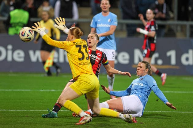 Soccer 1 BL Women Eintracht Frankfurt SC Freiburg 23 02 26, 1 0 by Laura Freigang Frankfurt , Ingibjörg Sigurdardottir and goalkeeper Rebecca Adamczyk Freiburg , arrive late,