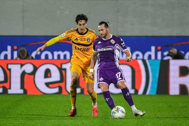 Jack David Harrison (Fiorentina) thwarted by Samuele Angori (Pisa) during ACF Fiorentina vs Pisa SC, Italian soccer Serie A match in Florence, Italy, February 23 2026  Copyright: xFabioxFagiolini IPAxSportx xipa-agency.netx xx IPA_71937889 IPA_Agency_IPA71937889