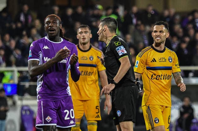 Bioty Moise Kean (Fiorentina) talks with Referee Maurizio Mariani during ACF Fiorentina vs Pisa SC, Italian soccer Serie A match in Florence, Italy, February 23 2026  Copyright: xFabioxFagiolini IPAxSportx xipa-agency.netx xx IPA_71937752 IPA_Agency_IPA71937752