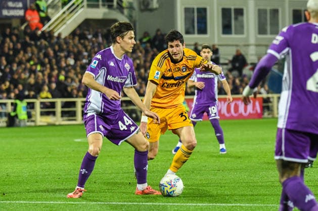 Nicolo Fagioli (Fiorentina) thwarted by Stefano Moreo (Pisa) during ACF Fiorentina vs Pisa SC, Italian soccer Serie A match in Florence, Italy, February 23 2026  Copyright: xFabioxFagiolini IPAxSportx xipa-agency.netx xx IPA_71937764 IPA_Agency_IPA71937764
