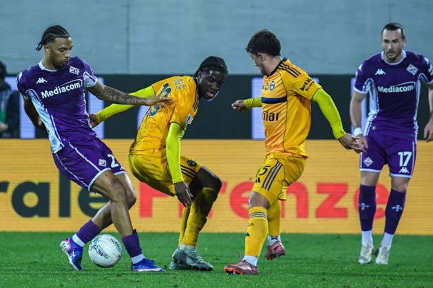 Cher Ndour (Fiorentina) fights for the ball against Samuel Iling-Junior (Pisa) during ACF Fiorentina vs Pisa SC, Italian soccer Serie A match in Florence, Italy, February 23 2026  Copyright: xFabioxFagiolini IPAxSportx xipa-agency.netx xx IPA_71938085 IPA_Agency_IPA71938085