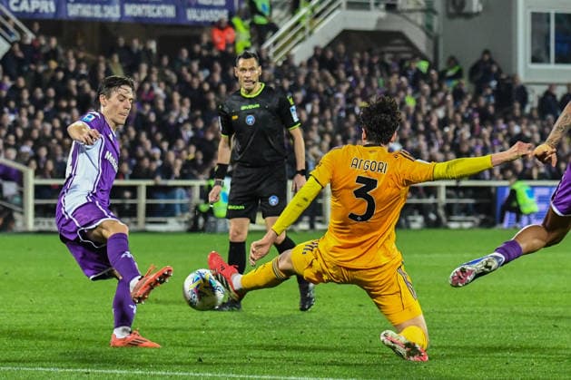 Nicolo Fagioli (Fiorentina) fights for the ball against Samuele Angori (Pisa) during ACF Fiorentina vs Pisa SC, Italian soccer Serie A match in Florence, Italy, February 23 2026  Copyright: xFabioxFagiolini IPAxSportx xipa-agency.netx xx IPA_71938088 IPA_Agency_IPA71938088