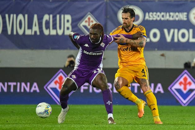 Bioty Moise Kean (Fiorentina) fights for the ball against Antonio Aldo Caracciolo (Pisa) during ACF Fiorentina vs Pisa SC, Italian soccer Serie A match in Florence, Italy, February 23 2026  Copyright: xFabioxFagiolini IPAxSportx xipa-agency.netx xx IPA_71938089 IPA_Agency_IPA71938089