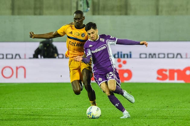 Fabiano Parisi (Fiorentina) Idrissa Toure (Pisa) during ACF Fiorentina vs Pisa SC, Italian soccer Serie A match in Florence, Italy, February 23 2026  Copyright: xFabioxFagiolini IPAxSportx xipa-agency.netx xx IPA_71938092 IPA_Agency_IPA71938092