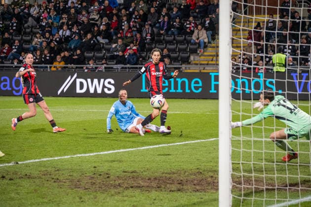 Germany Soccer Google Pixel Women Bundesliga 2025 2026 Eintracht Frankfurt vs SC Freiburg 19 Matchday Am Brentanobad Stadion Frankfurt missed goal Selina Vobian SC Freiburg,10 Lina Altenburg Eintracht Frankfurt,12 Copyright: xOrhanxHabashx